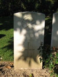 Houchin British Cemetery - Stanley, F