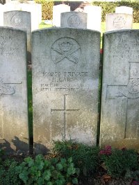 La Kreule Military Cemetery Hazebrouck - Cairns, H