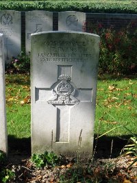 La Kreule Military Cemetery Hazebrouck - Evans, E