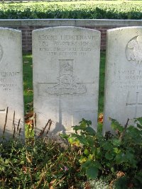 La Kreule Military Cemetery Hazebrouck - Figgures, Douglas Lionel