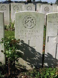 La Kreule Military Cemetery Hazebrouck - Fox, F