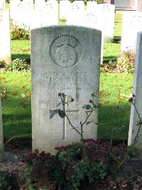 La Kreule Military Cemetery Hazebrouck - Gardiner, M