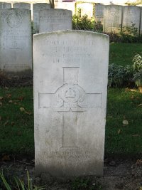 La Kreule Military Cemetery Hazebrouck - Higham, T