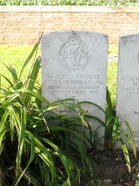 La Kreule Military Cemetery Hazebrouck - Long, Stanley Ernest