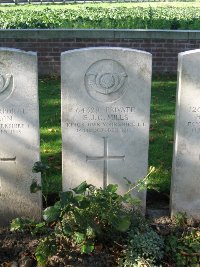 La Kreule Military Cemetery Hazebrouck - Mills, E J C