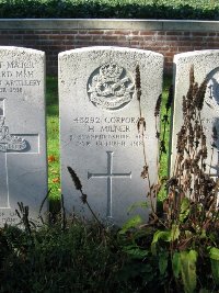 La Kreule Military Cemetery Hazebrouck - Milner, Herbert