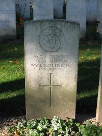 La Kreule Military Cemetery Hazebrouck - Munro, D M