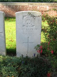 La Kreule Military Cemetery Hazebrouck - Scudder, T