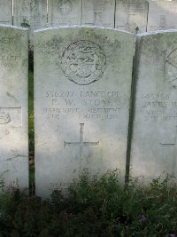 La Kreule Military Cemetery Hazebrouck - Stone, F W