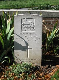 La Kreule Military Cemetery Hazebrouck - Taylor, Stuart Campbell
