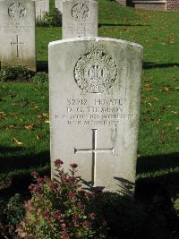 La Kreule Military Cemetery Hazebrouck - Thomson, D G
