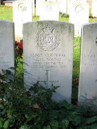 La Kreule Military Cemetery Hazebrouck - Young, J H