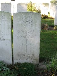 La Kreule Military Cemetery Hazebrouck - Youngs, John William