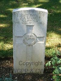 Cassino War Cemetery - Everett, Donald Athelstane