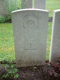 Etaples Military Cemetery - Allwood, Thomas Richard