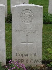 Etaples Military Cemetery - Almey, L