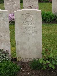 Etaples Military Cemetery - Amoss, R