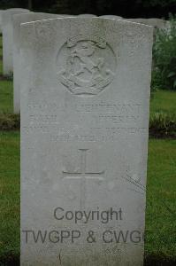 Etaples Military Cemetery - Apperly, Basil Lang Marling