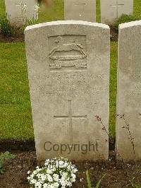 Etaples Military Cemetery - Bailey, L