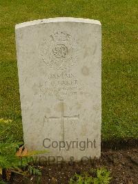 Etaples Military Cemetery - Baker, E C