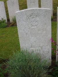 Etaples Military Cemetery - Baker, F W