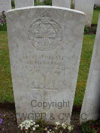 Etaples Military Cemetery - Baker, J H