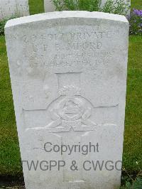 Etaples Military Cemetery - Bamford, B P