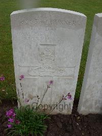 Etaples Military Cemetery - Barker, T W