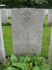 Etaples Military Cemetery - Barker, William Albert