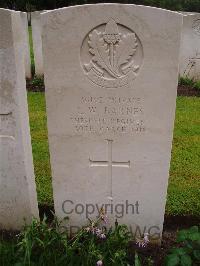 Etaples Military Cemetery - Barnes, C W