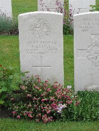 Etaples Military Cemetery - Barnes, F