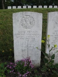 Etaples Military Cemetery - Barnes, John William