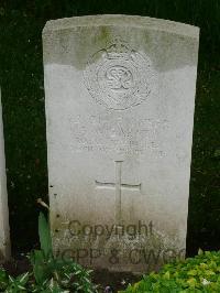 Etaples Military Cemetery - Barnes, Stanley William