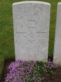 Etaples Military Cemetery - Barnes, Thomas