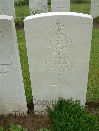 Etaples Military Cemetery - Barrett, Robert