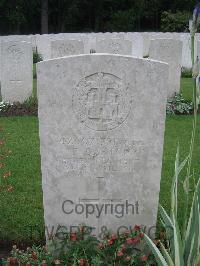 Etaples Military Cemetery - Barton, F