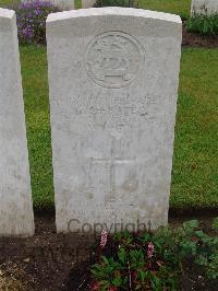 Etaples Military Cemetery - Bates, J H