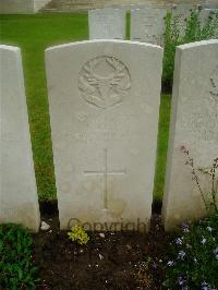 Etaples Military Cemetery - Bauld, J