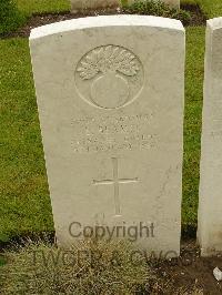 Etaples Military Cemetery - Beames, E