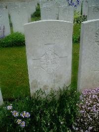 Etaples Military Cemetery - Bedford, Daniel Ronald