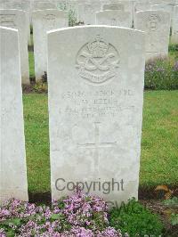 Etaples Military Cemetery - Beech, C W