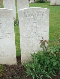 Etaples Military Cemetery - Beisly, Thomas Barrington