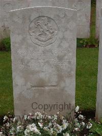 Etaples Military Cemetery - Bell, R