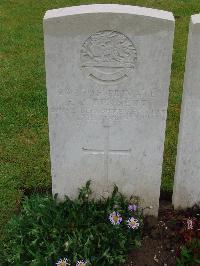 Etaples Military Cemetery - Bennett, F C