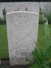 Etaples Military Cemetery - Bennett, W