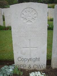 Etaples Military Cemetery - Bennington, J