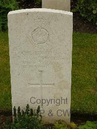 Etaples Military Cemetery - Bettesworth, T