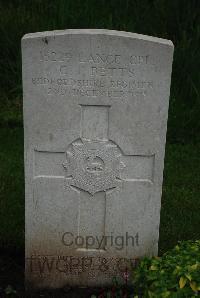 Etaples Military Cemetery - Betts, Cecil Thomas