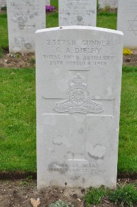 Etaples Military Cemetery - Bielby, G A