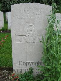 Etaples Military Cemetery - Bignell, Robert William